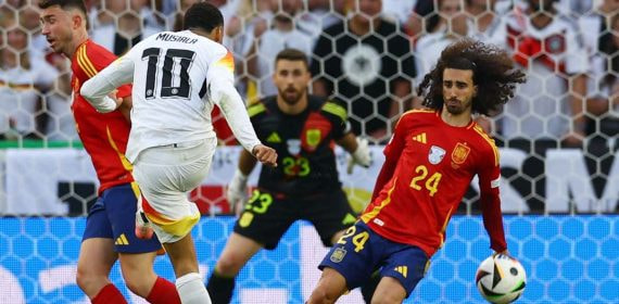 Momento en el que el disparo de Musiala se estrella en la mano de Cucurella en los cuartos de final de la Eurocopa entre España y Alemania.
