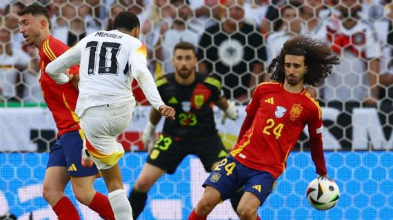 Momento en el que el disparo de Musiala se estrella en la mano de Cucurella en los cuartos de final de la Eurocopa entre España y Alemania.
