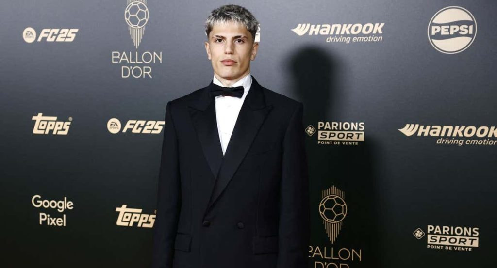 Garnacho durante la llegada a la alfombra roja.