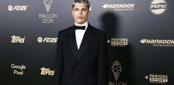 Garnacho durante la llegada a la alfombra roja.