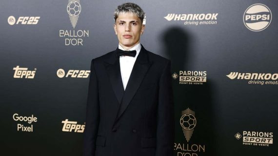 Garnacho durante la llegada a la alfombra roja.