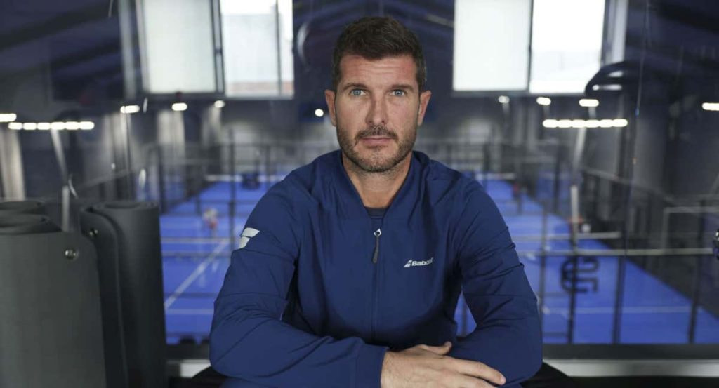 'Quini', exjugador de fútbol, recibe a Relevo en su club, Padel Sense.