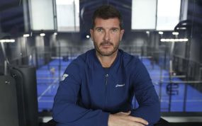 'Quini', exjugador de fútbol, recibe a Relevo en su club, Padel Sense.