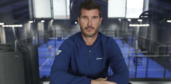 'Quini', exjugador de fútbol, recibe a Relevo en su club, Padel Sense.