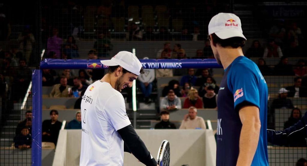 Los jugadores de pádel Alejandro Galán y Juan Lebrón saludan al público en una presentación