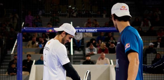 Los jugadores de pádel Alejandro Galán y Juan Lebrón saludan al público en una presentación