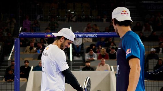 Los jugadores de pádel Alejandro Galán y Juan Lebrón saludan al público en una presentación
