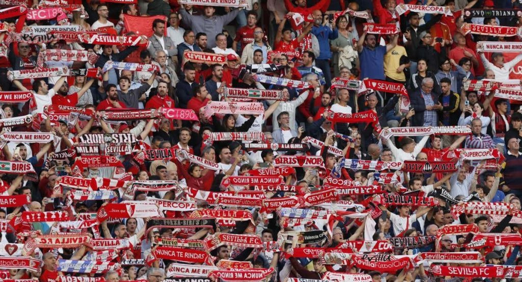 Aficionados del Sevilla en el Sánchez-Pizjuán.