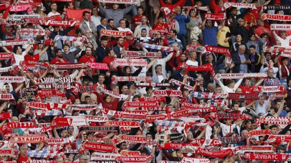 Aficionados del Sevilla en el Sánchez-Pizjuán.