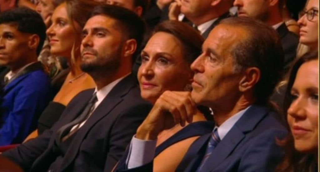 Pablo Barquero, el agente de Rodrigo Hernández, entre la pareja del futbolista y sus padres.