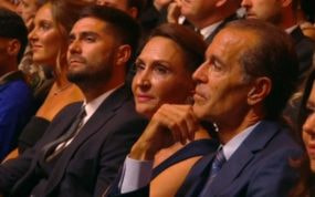 Pablo Barquero, el agente de Rodrigo Hernández, entre la pareja del futbolista y sus padres.