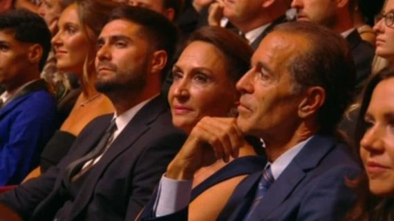Pablo Barquero, el agente de Rodrigo Hernández, entre la pareja del futbolista y sus padres.