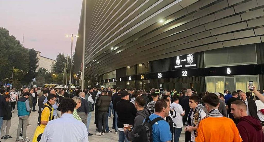 Los aledaños del Santiago Bernabéu, antes del Real Madrid - Dortmund.