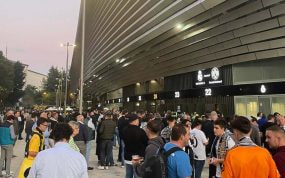 Los aledaños del Santiago Bernabéu, antes del Real Madrid - Dortmund.