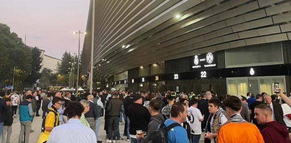 Los aledaños del Santiago Bernabéu, antes del Real Madrid - Dortmund.