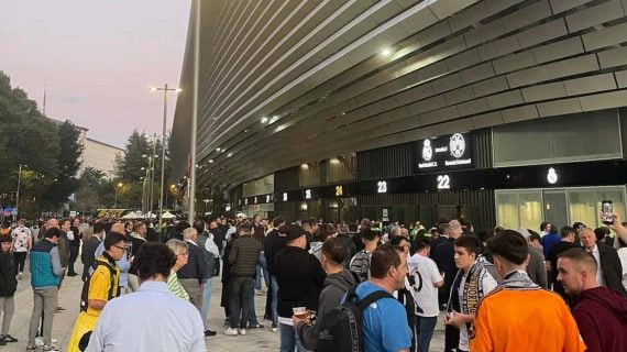 Los aledaños del Santiago Bernabéu, antes del Real Madrid - Dortmund.