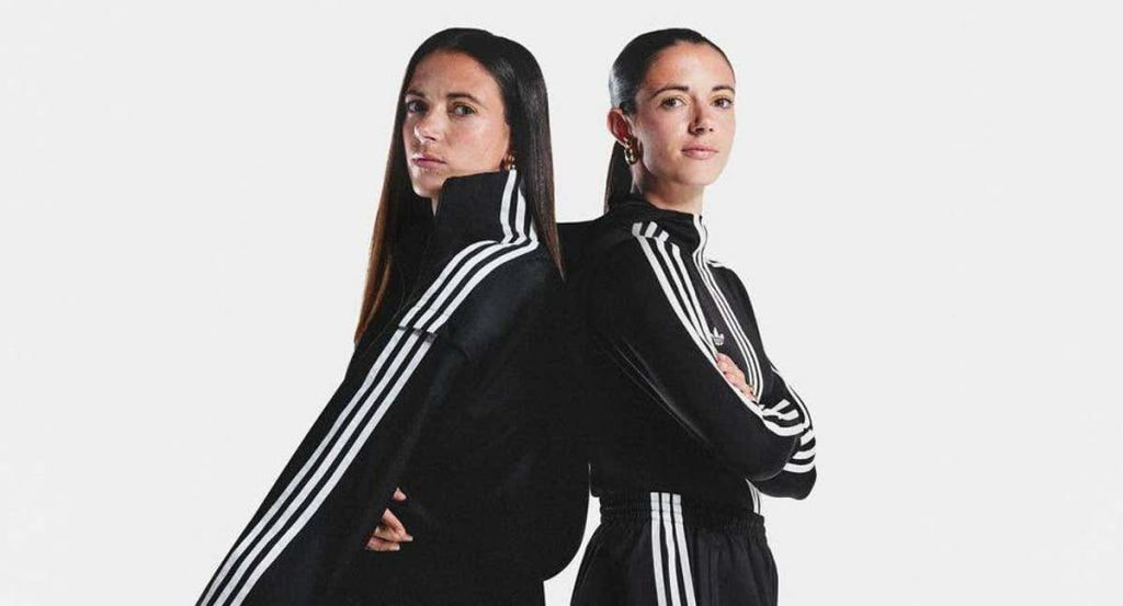 Aitana Bonmatí, jugadora del Barça y de la Selección, lanza unas zapatillas tras lograr su segundo Balón de Oro.