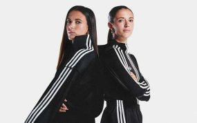 Aitana Bonmatí, jugadora del Barça y de la Selección, lanza unas zapatillas tras lograr su segundo Balón de Oro.