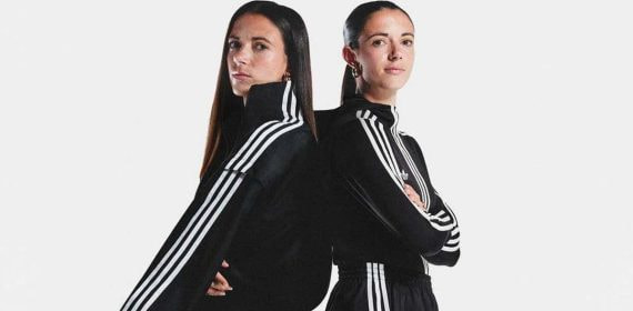 Aitana Bonmatí, jugadora del Barça y de la Selección, lanza unas zapatillas tras lograr su segundo Balón de Oro.