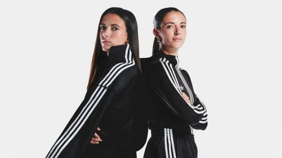 Aitana Bonmatí, jugadora del Barça y de la Selección, lanza unas zapatillas tras lograr su segundo Balón de Oro.