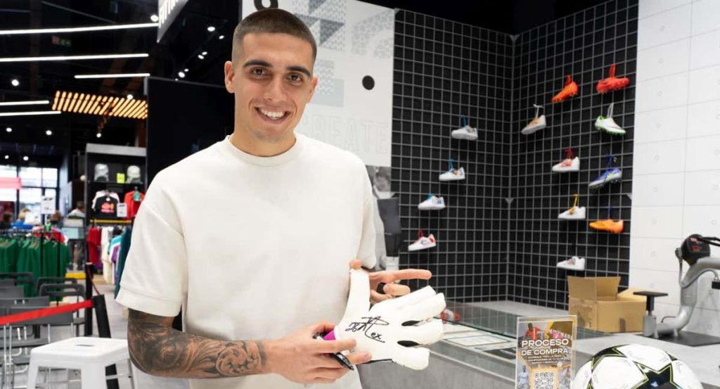Álex Padilla posa en la tienda de Fútbol Emotion de Barakaldo.