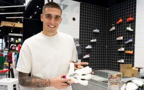 Álex Padilla posa en la tienda de Fútbol Emotion de Barakaldo.