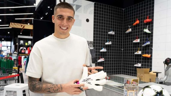 Álex Padilla posa en la tienda de Fútbol Emotion de Barakaldo.