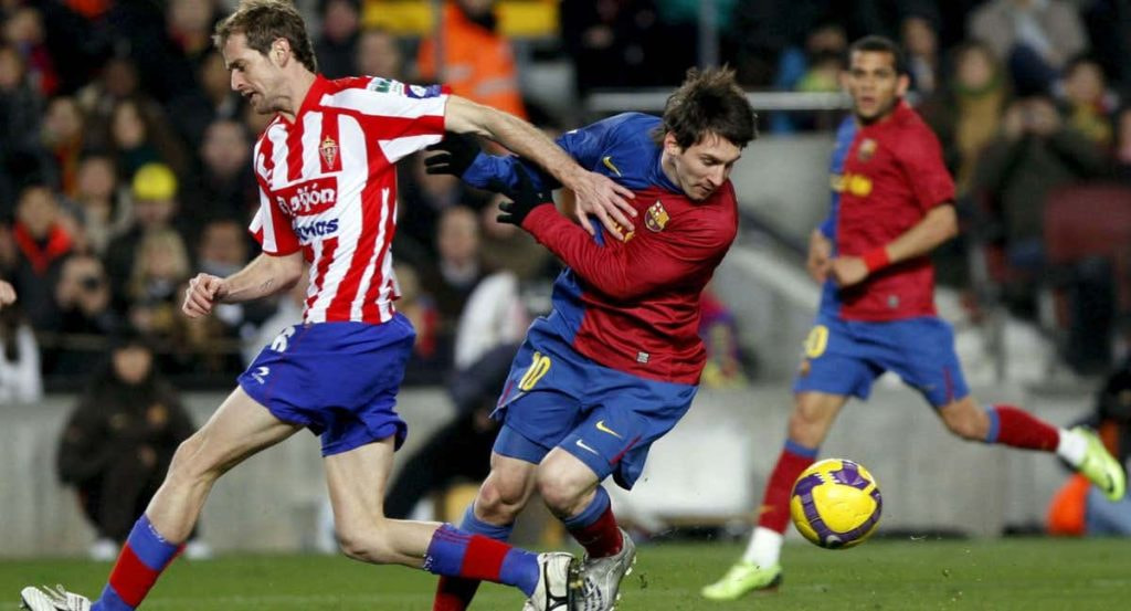 Gerard Autet intenta frenar a Leo Messi en un partido en el Camp Nou.