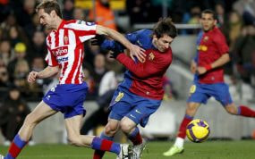 Gerard Autet intenta frenar a Leo Messi en un partido en el Camp Nou.