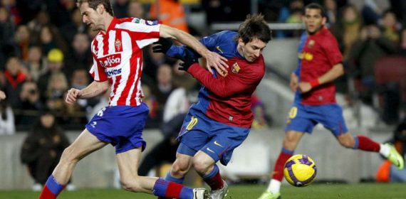 Gerard Autet intenta frenar a Leo Messi en un partido en el Camp Nou.