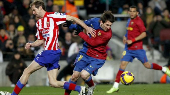 Gerard Autet intenta frenar a Leo Messi en un partido en el Camp Nou.