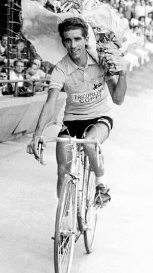 Bahamontes pasea en el Parque de los Príncipes de París tras ganar el Tour en 1959. AFP PHOTO