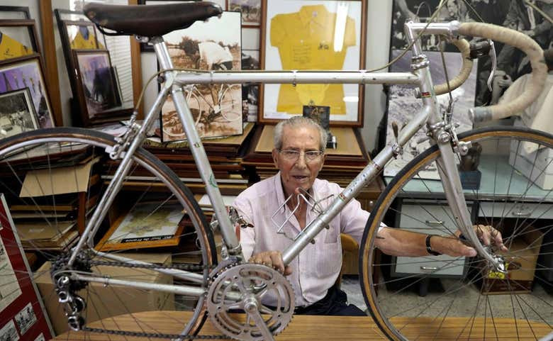 </p><p>Federico Martín Bahamontes posa con la bicicleta con la que ganó el Tour de 1959. S. Pérez