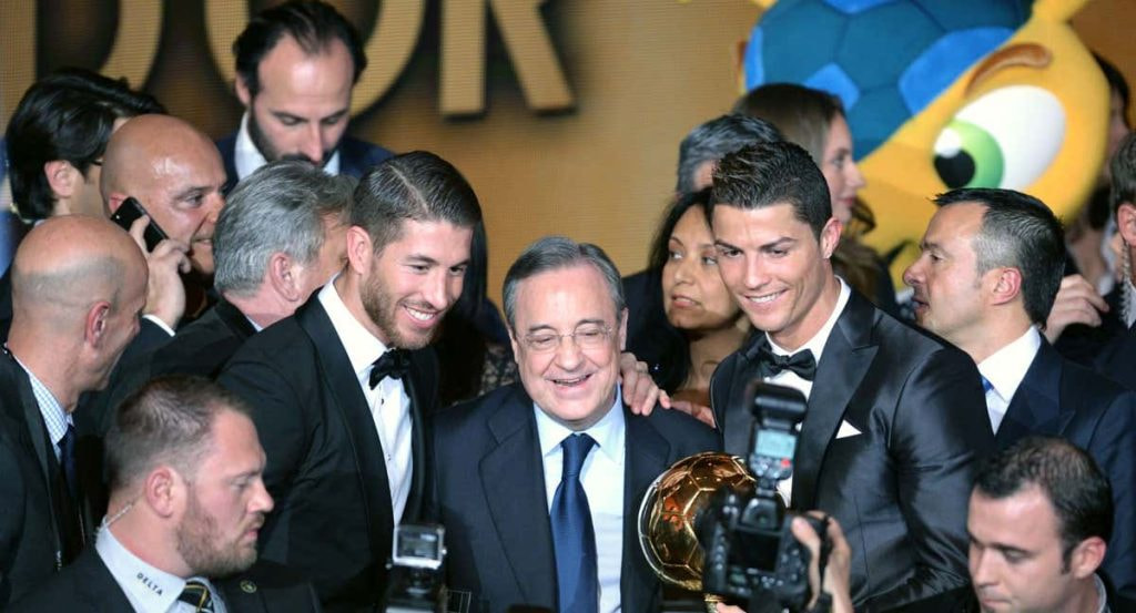 Florentino Pérez, junto a Sergio Ramos y Cristiano Ronaldo en la gala del Balón de Oro 2014.