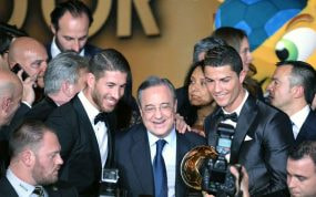 Florentino Pérez, junto a Sergio Ramos y Cristiano Ronaldo en la gala del Balón de Oro 2014.