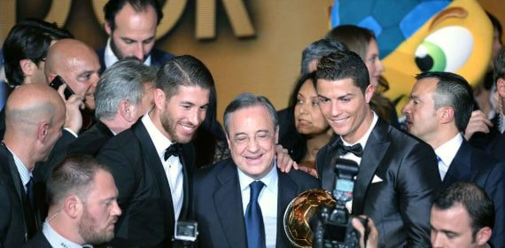 Florentino Pérez, junto a Sergio Ramos y Cristiano Ronaldo en la gala del Balón de Oro 2014.