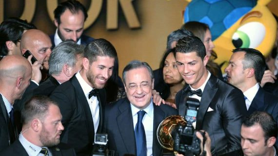 Florentino Pérez, junto a Sergio Ramos y Cristiano Ronaldo en la gala del Balón de Oro 2014.