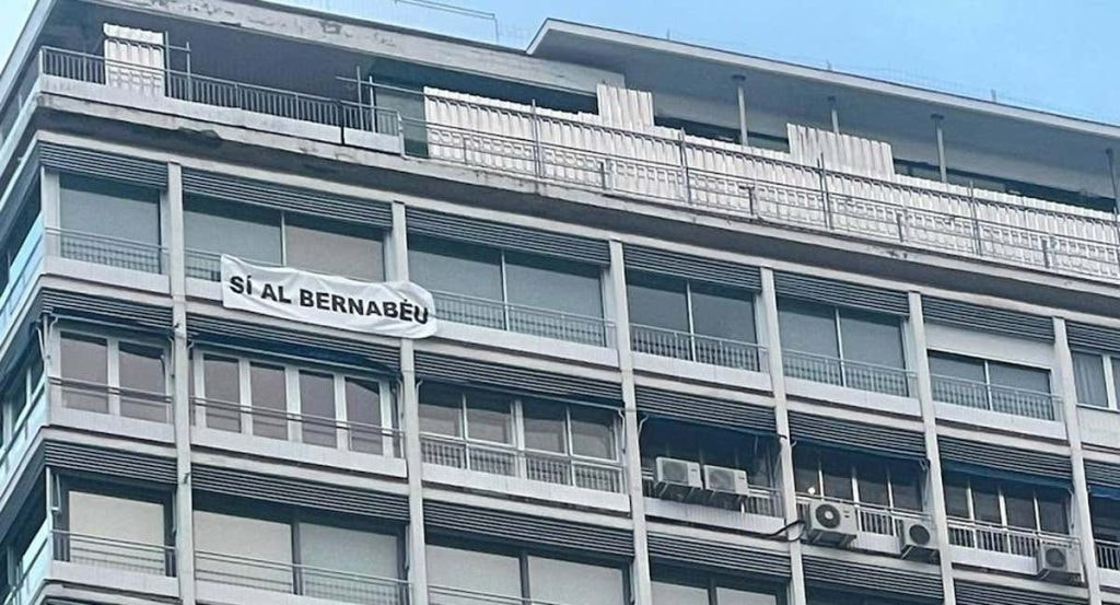 La pancarta de apoyo al Bernabéu en la calle Rafael Salgado.
