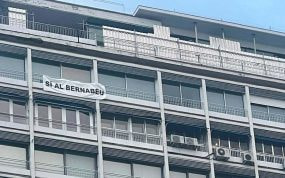 La pancarta de apoyo al Bernabéu en la calle Rafael Salgado.