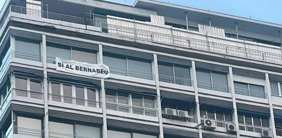 La pancarta de apoyo al Bernabéu en la calle Rafael Salgado.