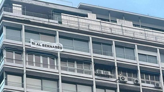 La pancarta de apoyo al Bernabéu en la calle Rafael Salgado.