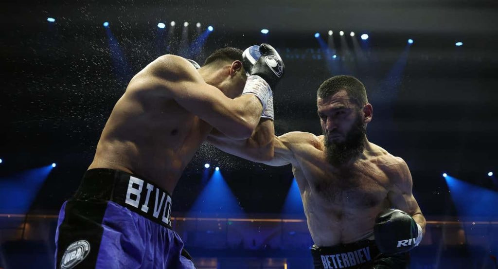 Artur Beterbiev golpea a Dmitry Bivol durante su combate.