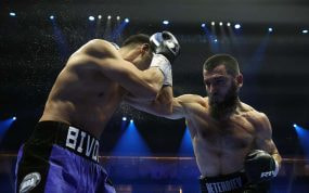 Artur Beterbiev golpea a Dmitry Bivol durante su combate.