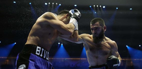 Artur Beterbiev golpea a Dmitry Bivol durante su combate.