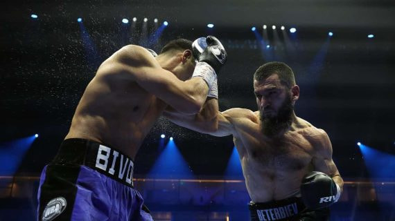 Artur Beterbiev golpea a Dmitry Bivol durante su combate.