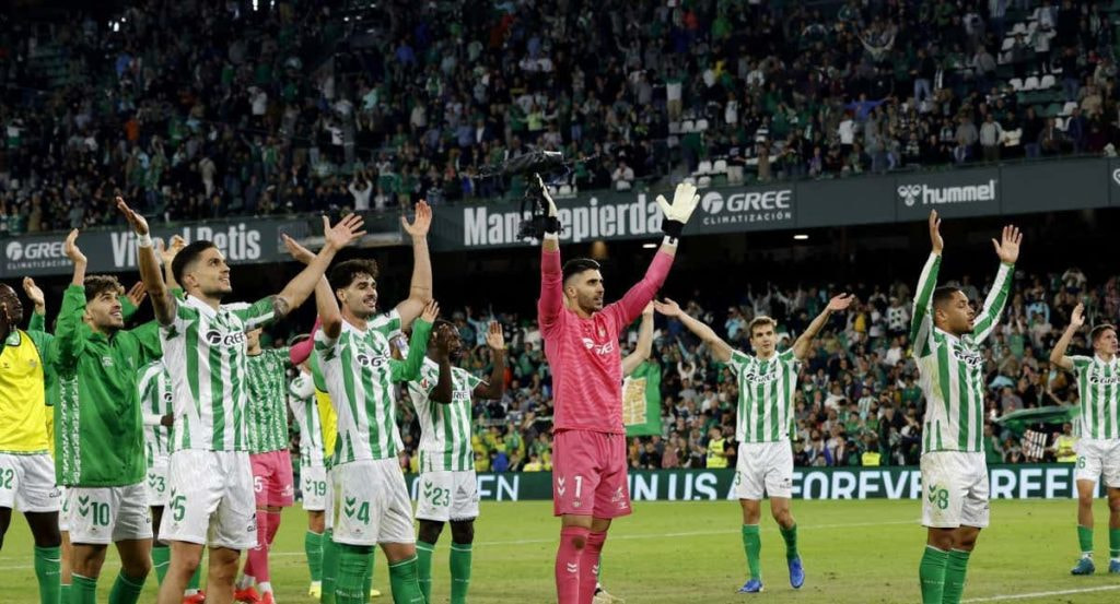 Jugadores del Betis saludando a sus fieles aficionados en el Benito Villamarín en un partido de LaLiga 2024/25.