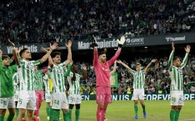 Jugadores del Betis saludando a sus fieles aficionados en el Benito Villamarín en un partido de LaLiga 2024/25.
