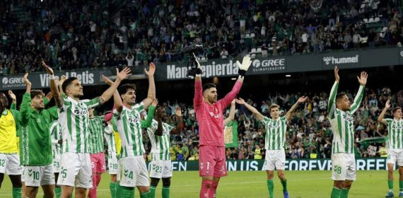 Jugadores del Betis saludando a sus fieles aficionados en el Benito Villamarín en un partido de LaLiga 2024/25.