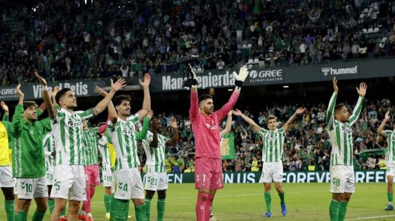 Jugadores del Betis saludando a sus fieles aficionados en el Benito Villamarín en un partido de LaLiga 2024/25.