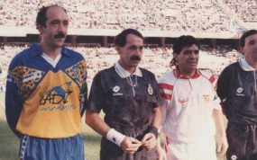 Carmelo, a la izquierda, posa como capitán del Cádiz junto al trío arbitral y Maradona, en un Sevilla-Cádiz.
